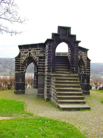 Der K&ouml;nigstuhl &uuml;ber der Stadt Rhens