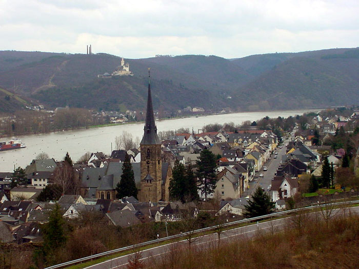 Die Stadt mit der Marksburg im Hintergrund