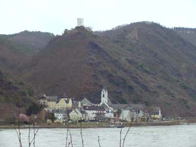 Burg Sterrenberg mit Kamp Bornhofen im Vordergrund und Burg Liebenstein rechts daneben